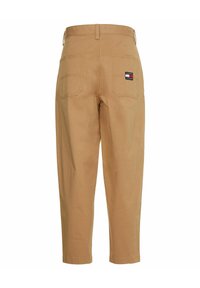 Pantalones de algodón color caqui con corte recto, que cuentan con dos bolsillos traseros y un parche con el logo. La tela tiene una textura suave y un diseño clásico.