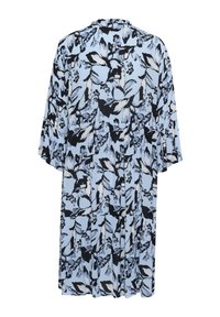Robe midi bleu clair avec motif floral noir et blanc, manches larges et jupe à volants, vue de dos sur fond blanc.