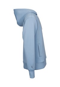 Ljusblå hoodie med en stor huva, framfickan i kangaroo-stil, ribbade ärmslut och slät textur. Har en logotyp på vänster ärmslut.