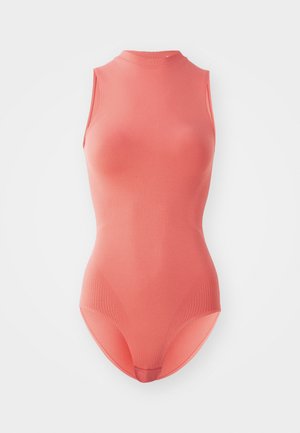 Bodysuit sem mangas cor-de-rosa coral, com gola alta, textura canelada, design ajustado e acabamento suave, apresentando um estilo minimalista.
