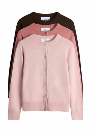 Drei gestrickte Cardigans mit Knöpfen in Hellrosa, Altrosa und Dunkelbraun, gestapelt mit Rundhalsausschnitten sowie gerippten Bündchen und Säumen.