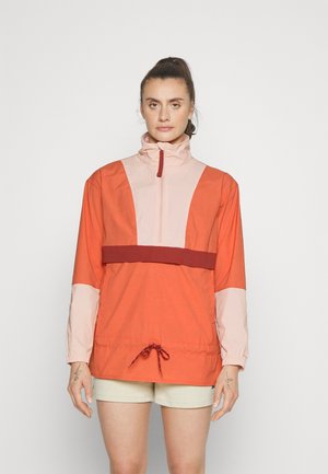 Oranžinė ir rožinė megztinis su aukštu apykakle, pusiau užtrauktuku, reguliuojamu hemu ir kontrastingais rankovių panelių detalėmis. Lengvas audinys.