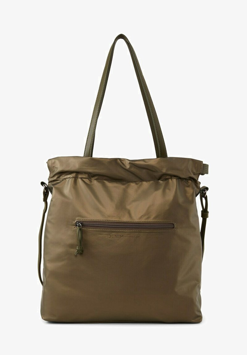 Borsa tote in nylon verde oliva, resistente all'acqua, con apertura cinchata, doppie cinghie per le spalle e una tasca esterna con zip. Texture liscia e branding minimal.