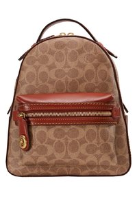 Sac à dos en tissu marron monogrammé avec accents en cuir, forme arrondie, poignée supérieure et poche avant zippée avec quincaillerie dorée.