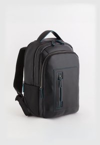 Mochila de cuero negra con acentos en turquesa, compartimentos con doble cremallera, correas acolchadas y un respaldo texturizado para mayor comodidad.