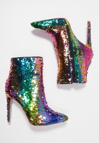 Hoge enkelboots bedekt met meerkleurige pailletjes, met een spitse neus en een zijrits, die een glanzende, reflecterende textuur tentoonstellen.