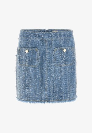 Denim minirok met een gestructureerde blauwe stof, twee voorzakken met zilverkleurige accenten en een rafelige zoom. Simpel en gestructureerd ontwerp.