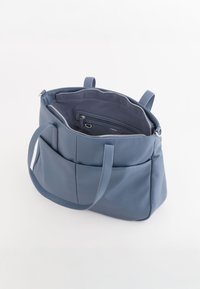 Modrá kožená taška přes rameno s texturovaným povrchem, dvěma bočními kapsami, dvojitými uchy a zipovým vrchním otvorem, který odhaluje tmavé vnitřní podšívku.