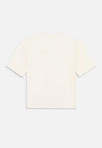 Camiseta de algodón orgánico, de manga corta, cuello redondo, color blanco roto sólido, textura suave, corte relajado, sin marcas ni patrones visibles.