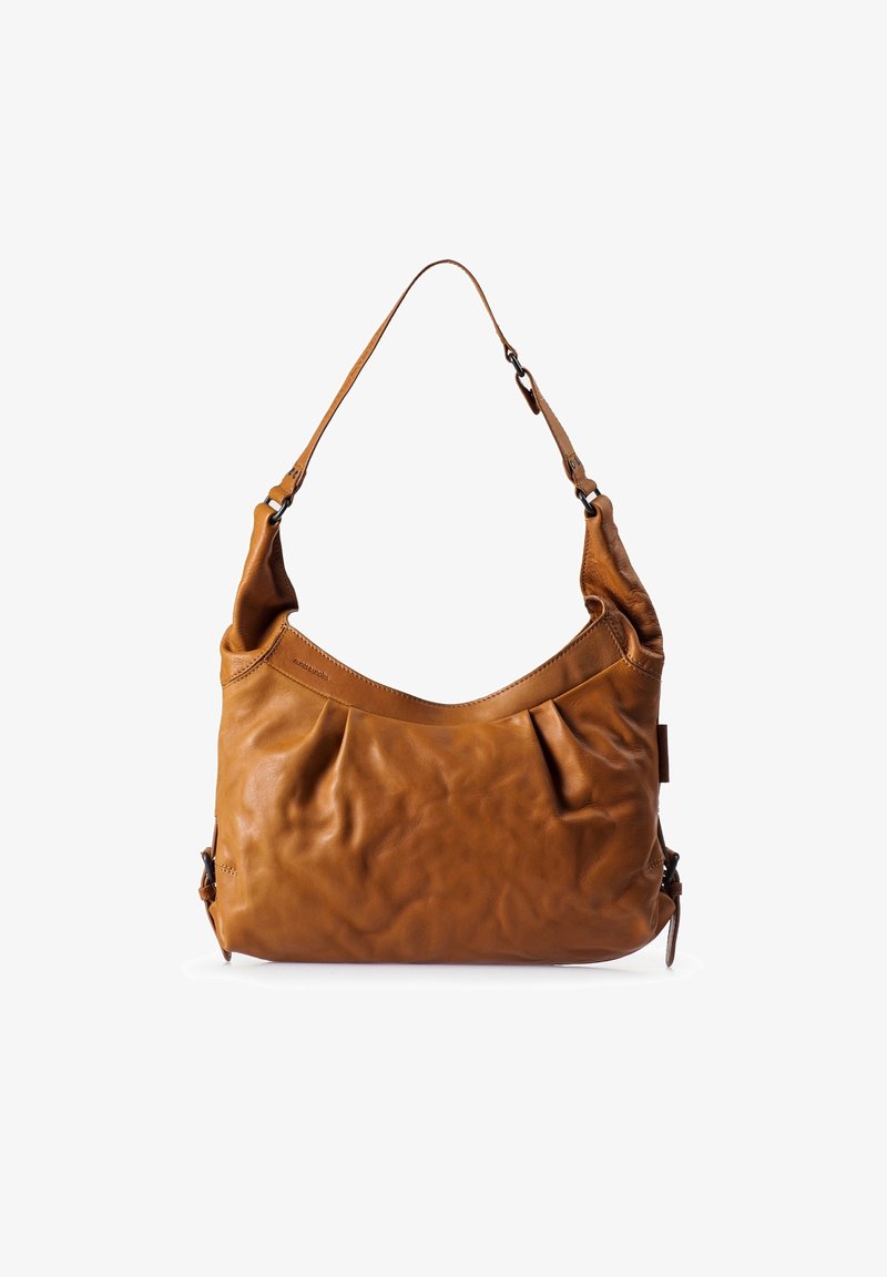 Borsa a mano in pelle marrone con una texture morbida, design curvo, dettaglio plissettato sulla parte anteriore e tracolla regolabile con accessori in metallo.