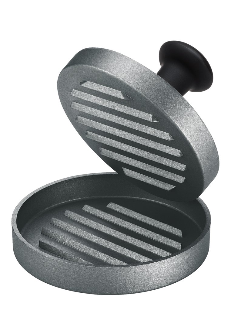 Szara żeliwna prasa do burgerów z płaską podstawą i czarną rączką, z rowkami w kształcie szczelin do formowania kotletów. Otwarty design dla łatwego dostępu.