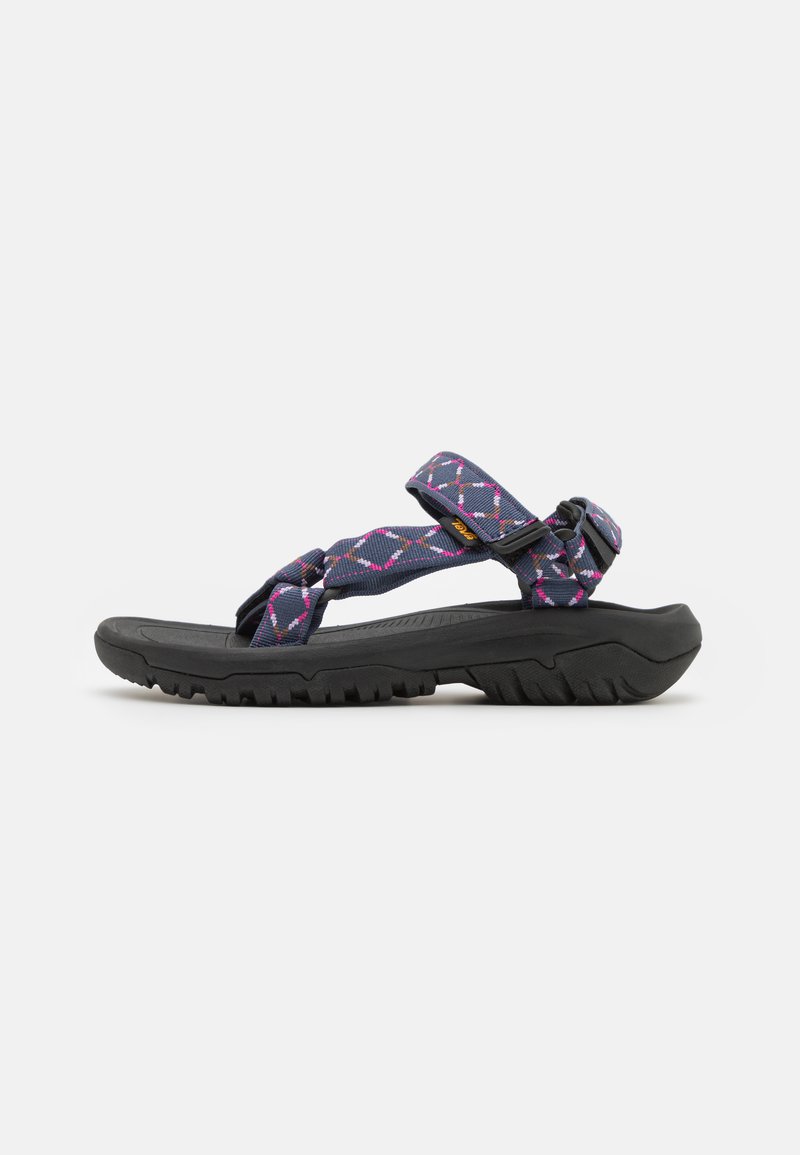 Sandali con suola in gomma scura, fasce in tessuto con motivo geometrico blu navy e rosa, dotati di chiusura regolabile con velcro per una vestibilità sicura.