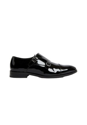 Zwarte gepatenteerde leren schoen met dubbele gesps accents, ronde neus en een lage hak. Glad, glanzend oppervlak met een slanke silhouet.