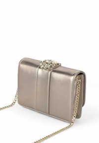 Bolso rectangular metálico dorado con una cadena de dos tonos, textura suave, un cierre engastado con gemas y tres detalles de costura vertical.