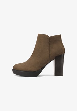 Stivale alla caviglia in suede marrone con punta rotonda, tacco a blocco alto e pianta nera liscia. Design semplice con linee pulite e texture sottile.