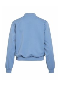 Svetlo modra bomber jakna iz gladkega materiala, ki ima rebrast ovratnik in manšete, sproščen kroj in zbrano robovo pri pasu.