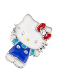 Pin smaltato di Hello Kitty con contorno argento, faccia bianca, fiocco rosso, salopette blu e due bottoni gialli.