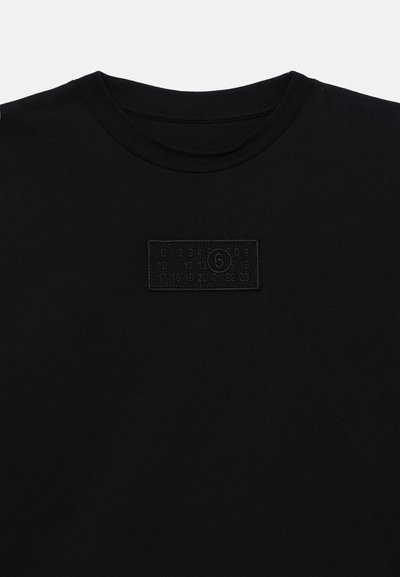 Czarna koszulka z krótkim rękawem, z teksturowanym prostokątnym naszywką z cyframi i okrągłym wzorem, okrągły dekolt, wykonana z miękkiej bawełny.