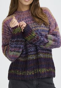 Kootud sviiter, millel on mitmevärviline muster lilla, rohelise ja punase tooni kombinatsiooniga. Laisk lõige ja soonikkoes detailid varrastes ja ääres.