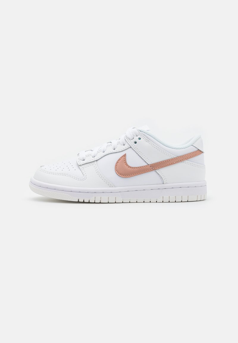 Nike Sportswear DUNK LOW - Sapatilhas - white/metallic red bronze/summit white