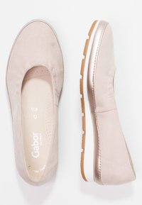 Gabor nazouvací boty ze světlého béžového semiše s kulatou špičkou, metalickými růžovými zlatými akcenty a strukturální gumovou podrážkou.