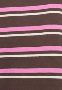 Καφέ ύφασμα με οριζόντιες ροζ και λευκές ρίγες, ομοιόμορφα διατεταγμένες, που δείχνουν μια κοντινή υφή πλεκτού υλικού.