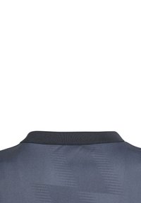 Polo shirt grigio scuro con tessuto testurizzato e motivo sottile, colletto nero e finitura liscia sul retro.