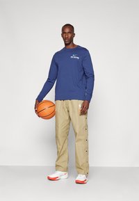 Nike Performance NBA PANT - Friluftsbukser - neutral olive/hyper crimson