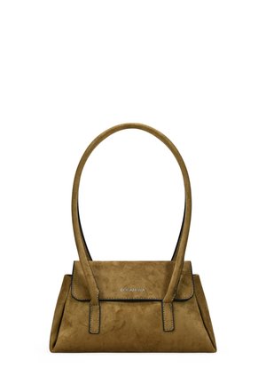 Bolso de ante marrón con forma estructurada y asa alargada. Cuenta con un cierre de solapa y costuras en contraste a lo largo de los bordes.