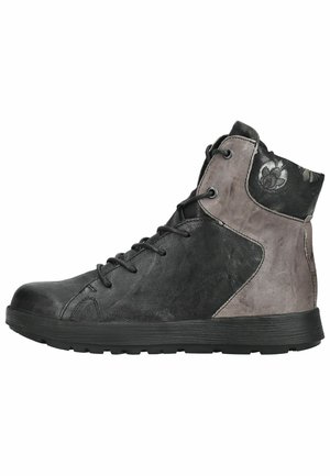 Scarpa alta stringata nera e grigia con motivo floreale sul colletto caviglia e suola in gomma strutturata.