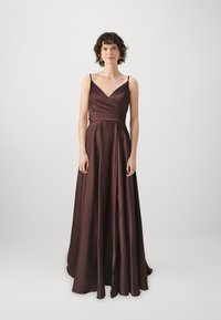 Καφέ σατέν φόρεμα με τιράντες spaghetti, V-λαιμόκοψη και μαζεμένο μπούστο, που ρέει σε μια πλήρη, μακριά φούστα μέχρι τον αστράγαλο. Λείο υφασμάτινο αποτέλεσμα, κομψός σχεδιασμός.