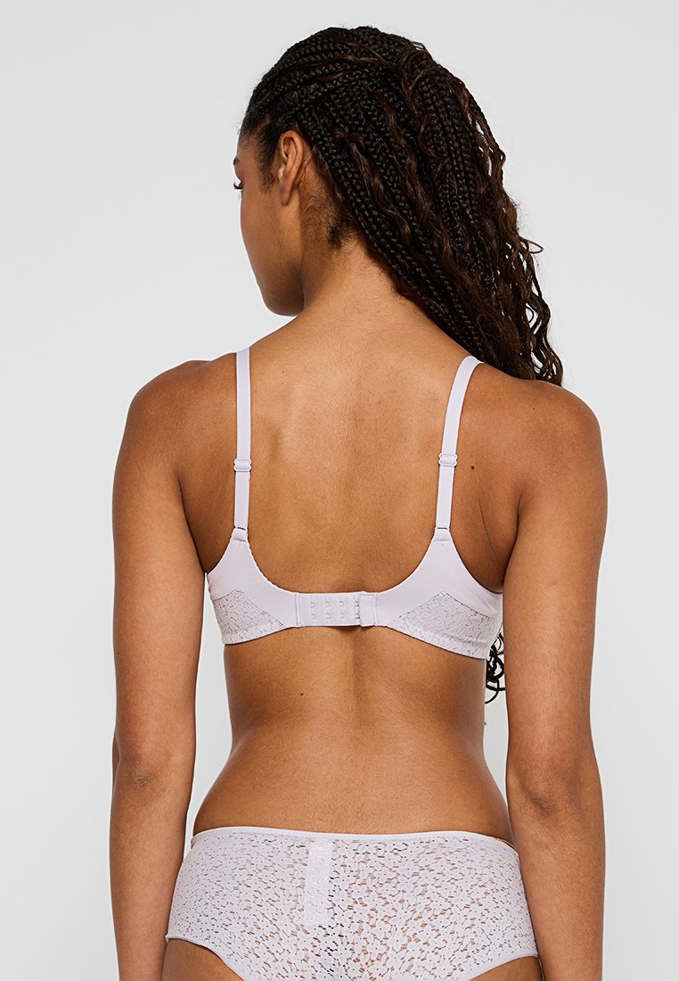 Fioletowy biustonosz z regulowanymi ramiączkami, gładką strukturą i koronkowymi bocznymi panelami. Zapięcie z tyłu na haftki, w komplecie z pasującymi koronkowymi majtkami.