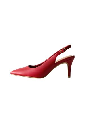 Czerwony pantofel na obcasie typu slingback z ostrym noskiem, wykonany z gładkiego materiału syntetycznego, z wąskim obcasem i złotą sprzączką.