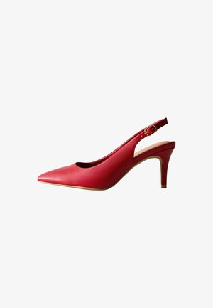 Czerwony pantofel na obcasie typu slingback z ostrym noskiem, wykonany z gładkiego materiału syntetycznego, z wąskim obcasem i złotą sprzączką.