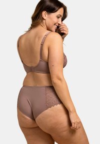 Ensemble soutien-gorge et culotte mauve. Le soutien-gorge dispose de bretelles réglables et de détails en dentelle texturée. La culotte présente des accents latéraux en dentelle et un dos lisse.