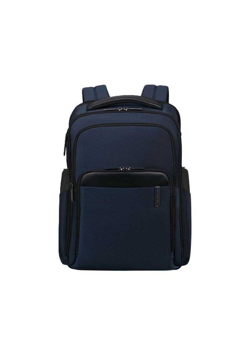 Zaino blu navy realizzato in tessuto testurizzato, dotato di diversi scomparti con cerniera, spallacci imbottiti e una maniglia superiore.