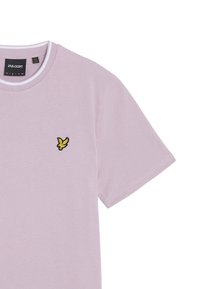 Lys lilla kortærmet t-shirt lavet af bomuld, med et sort og gult fuglelogo på venstre bryst og rund halsudskæring.