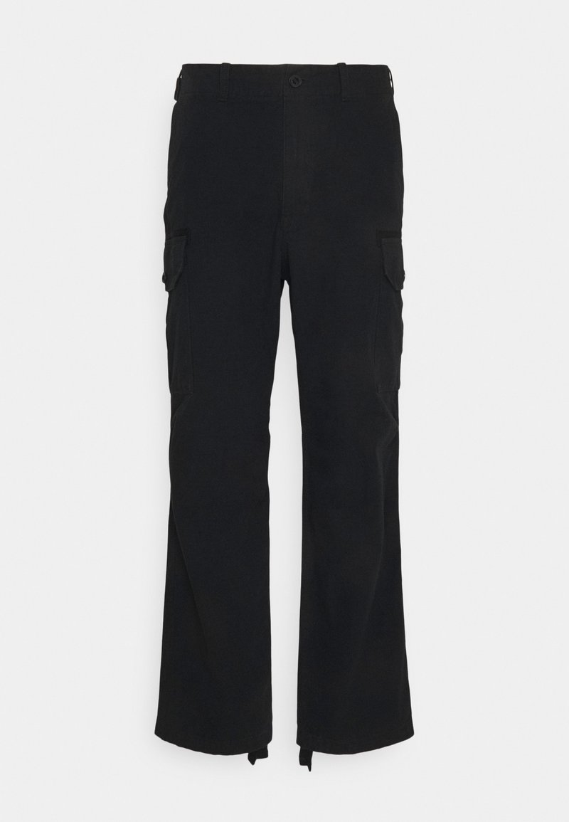 Pantalon cargo noir à jambes droites avec fermeture par bouton et zip, passants pour ceinture et poches à rabat de chaque côté.