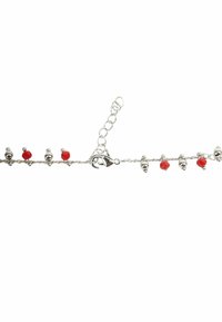 Braccialetto in argento con piccole perle rosse alternate a perle d'argento e un gancio a molla con collegamenti regolabili.