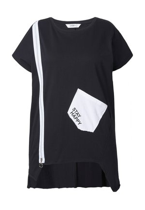 Haut noir à manches courtes avec une fermeture éclair diagonale blanche, un ourlet asymétrique et une poche blanche sur laquelle est imprimé "STAY HAPPY".