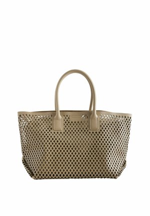 Beige Tragetasche mit diamantförmigen Perforationen und zwei abgerundeten Griffen auf weißem Hintergrund.