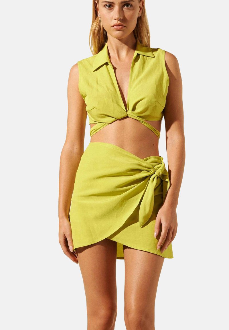 Jupe courte taille haute vert menthe avec patch étoiles