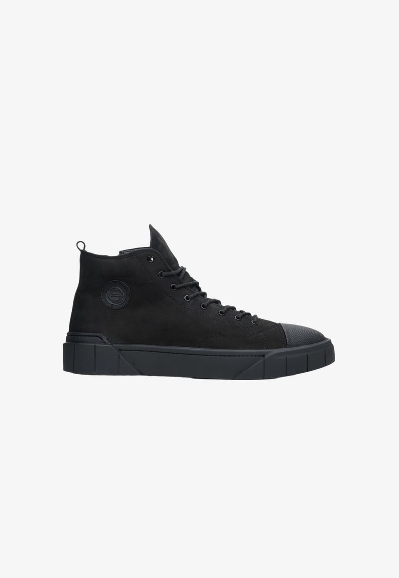 Schwarze High-Top-Sneaker aus Wildleder, mit Gummispitze, runden Ösen und einer strukturierten Sohle mit einem runden Logo-Akzent.