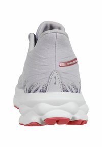 Lichtgrijze sportieve schoen met een gestructureerde bovenkant, ronde hak, roze accenten en een gevoerde zool met golvende ontwerpen.