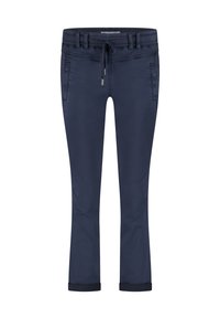 Marineblauwe broek met een koord in de taille, zijzakken en opgerolde manchetten; gemaakt van een gladde stof met een lichte glans.