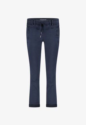 Marineblauwe broek met een koord in de taille, zijzakken en opgerolde manchetten; gemaakt van een gladde stof met een lichte glans.