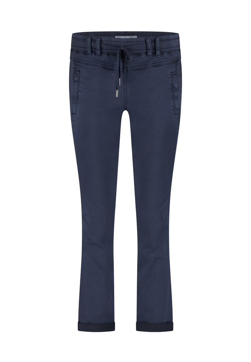 Marineblauwe broek met een koord in de taille, zijzakken en opgerolde manchetten; gemaakt van een gladde stof met een lichte glans.