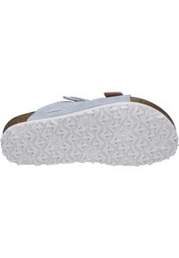 Lichtblauwe suède sandalen met verstelbare banden, een kurken voetbed en een witte rubberen buitenzool met een zigzagprofiel.