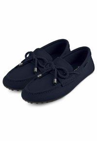 Navyblaue Mokassins aus strukturiertem Stoff, mit geflochtenem Schnürsenkel, Metallelementen und einer flexiblen Gummisohle mit Grip-Punkten.