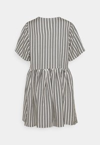 Vestido de manga corta con cuello redondo, con rayas verticales en blanco y negro, cintura fruncida y falda acampanada.